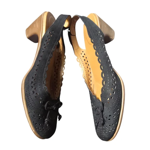 Easy Spirit Size 9.5 Scalloped Edge Black Wedge Sandals - Scuffed Heels No Box - Picture 5 of 9